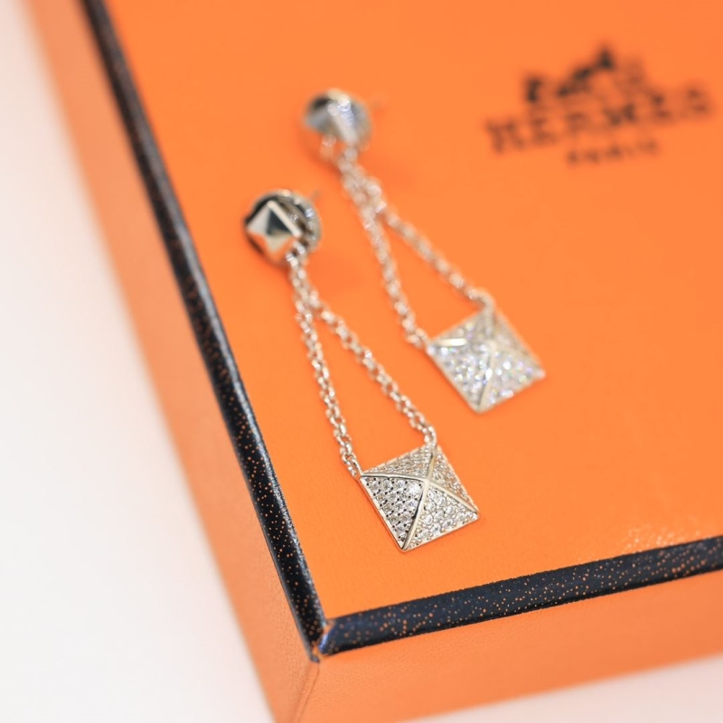 H**me5 earrings